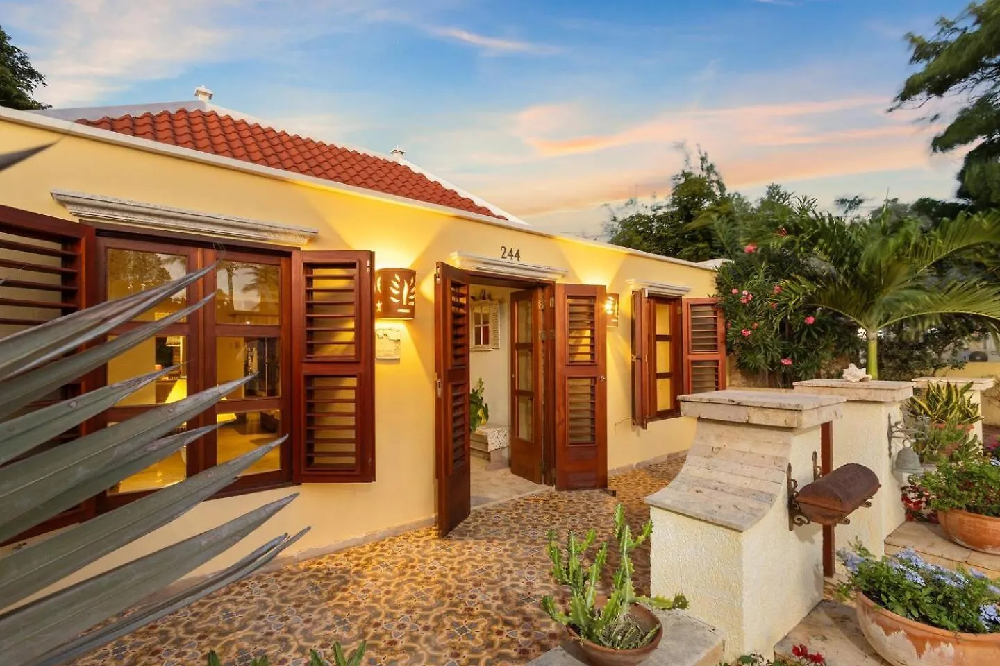 Villa Laurence - Steps To Ocean Bliss By Lucha Savaneta 0*,  Aruba