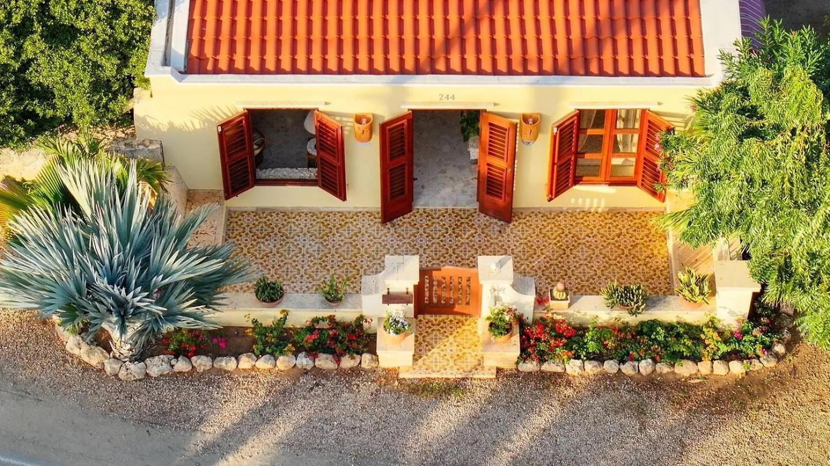 Villa Laurence - Steps To Ocean Bliss By Lucha Savaneta